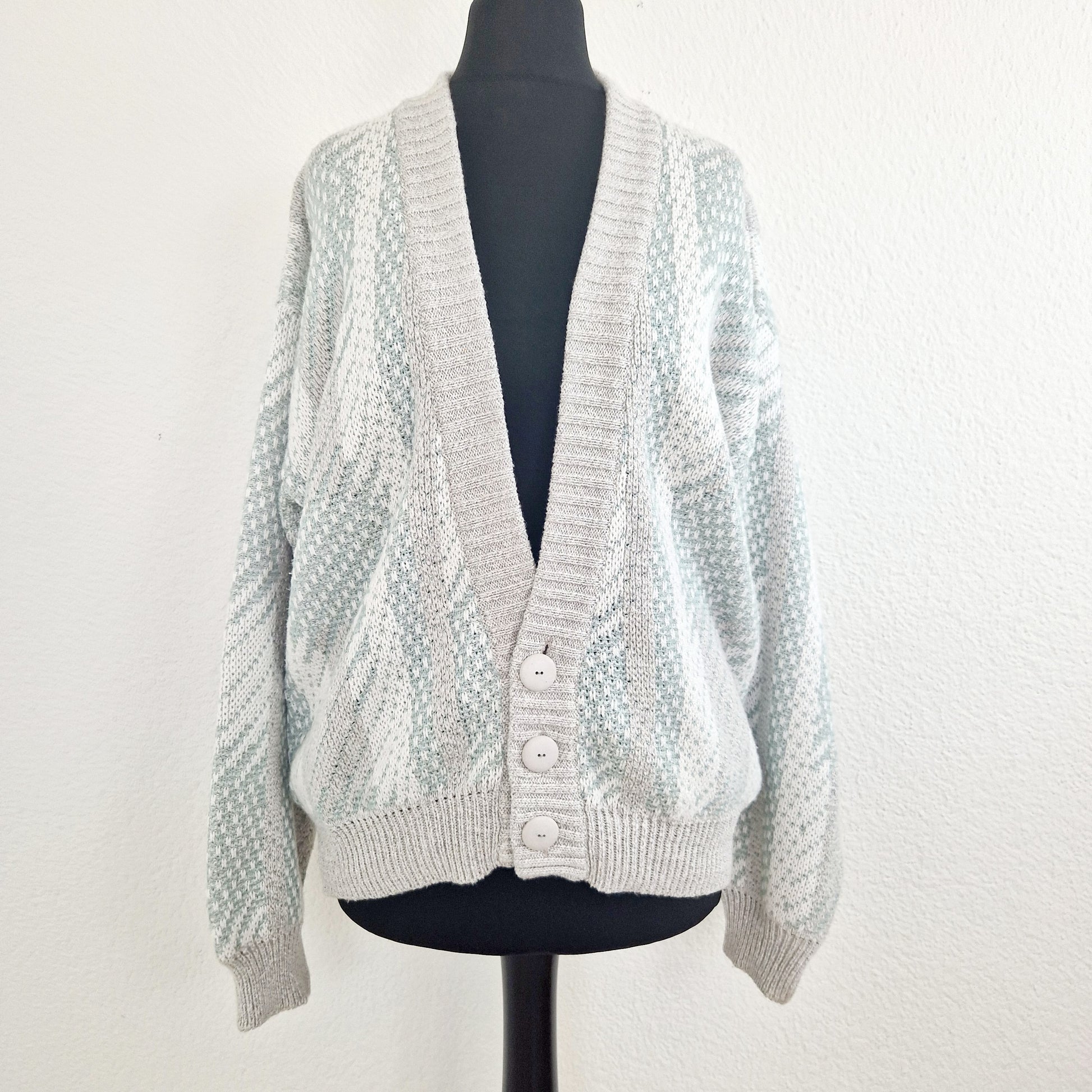 Einzigartiger und nachhaltiger Vintage Cardigan in hellgrau-mint. Unique and sustainable vintage cardigan in light grey-mint. Front.