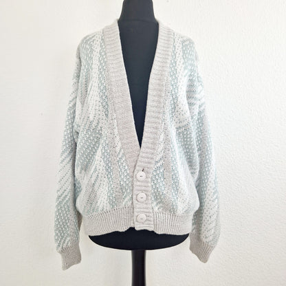 Einzigartiger und nachhaltiger Vintage Cardigan in hellgrau-mint. Unique and sustainable vintage cardigan in light grey-mint. Front.