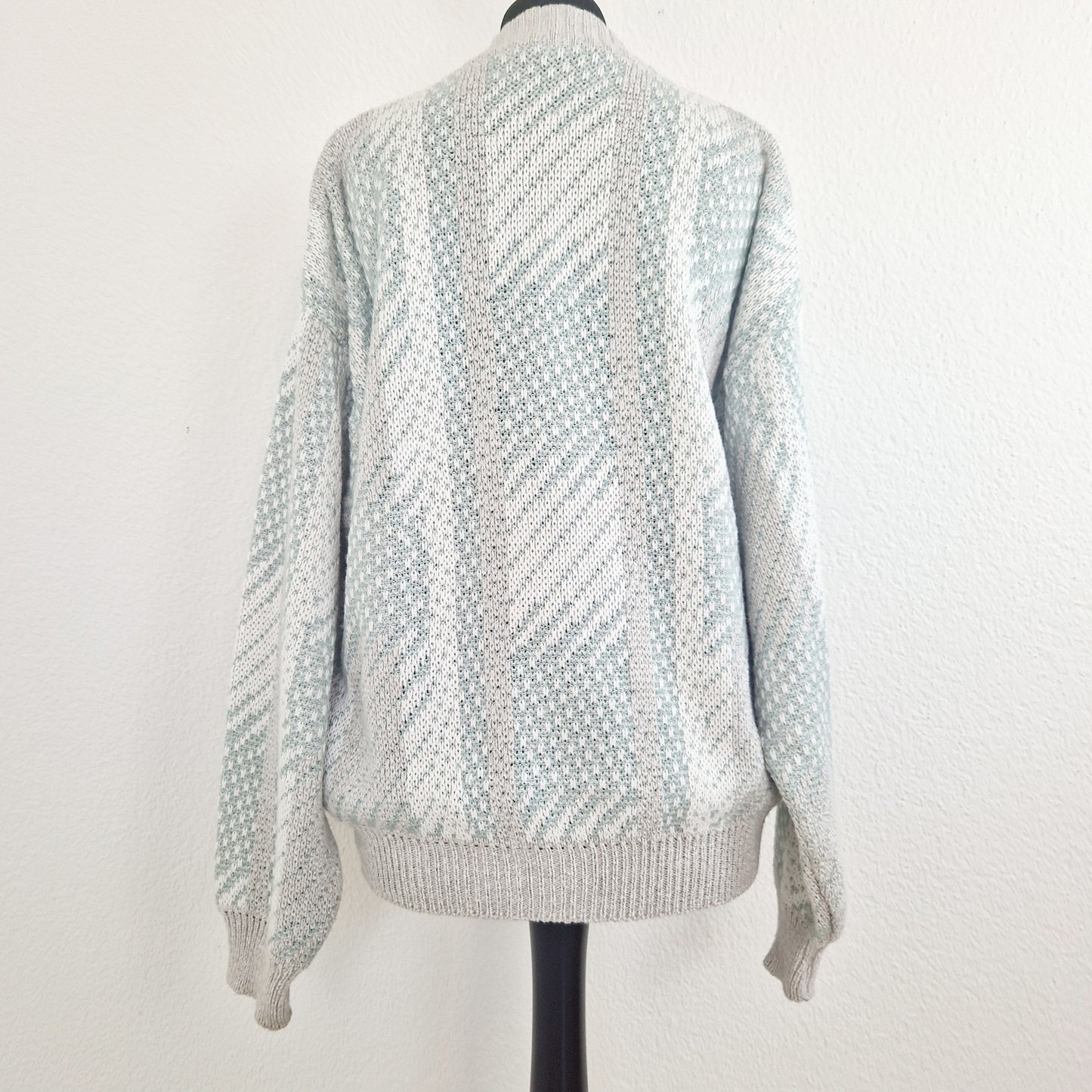 Einzigartiger und nachhaltiger Vintage Cardigan in hellgrau-mint. Unique and sustainable vintage cardigan in light grey-mint. Back.