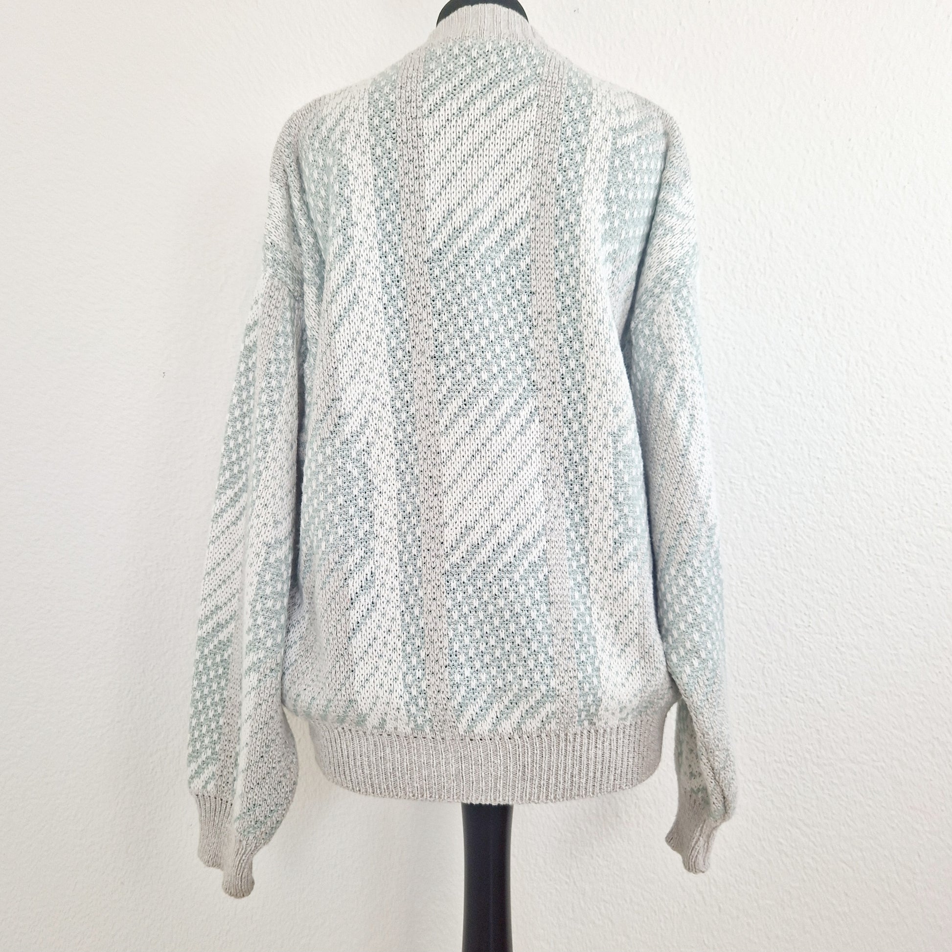 Einzigartiger und nachhaltiger Vintage Cardigan in hellgrau-mint. Unique and sustainable vintage cardigan in light grey-mint. Back.