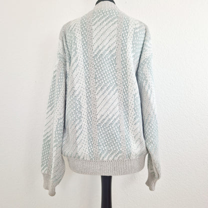 Einzigartiger und nachhaltiger Vintage Cardigan in hellgrau-mint. Unique and sustainable vintage cardigan in light grey-mint. Back.