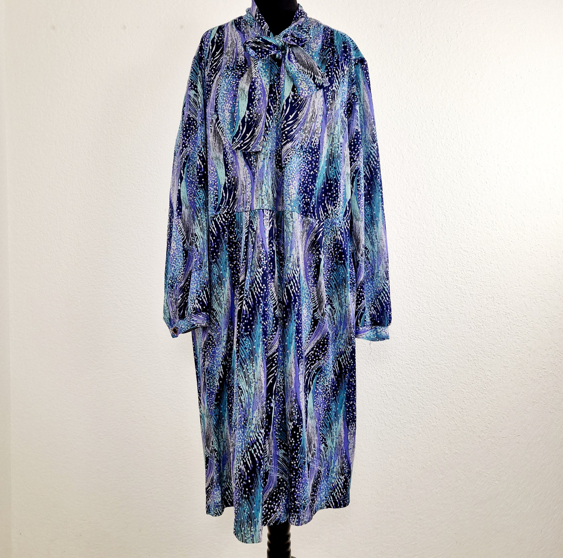 Einzigartiges und nachhaltiges Vintage Kleid in blau-türkis mit Schleife. Unique and sustainable vintage dress in blue-turqoise with bow. Front.