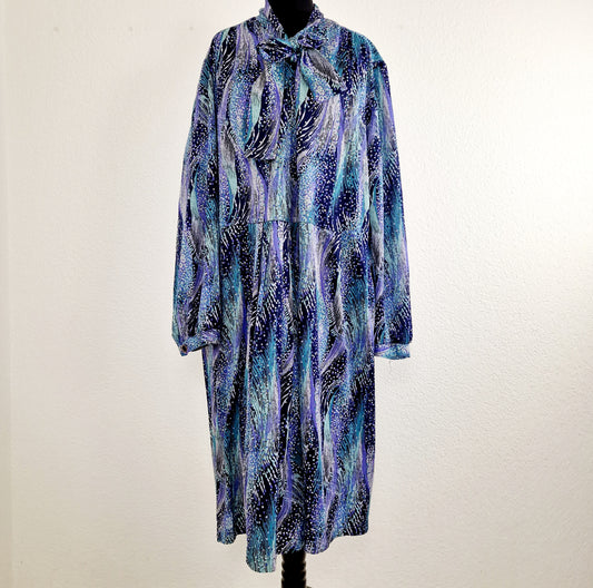 Einzigartiges und nachhaltiges Vintage Kleid in blau-türkis mit Schleife. Unique and sustainable vintage dress in blue-turqoise with bow. Front.