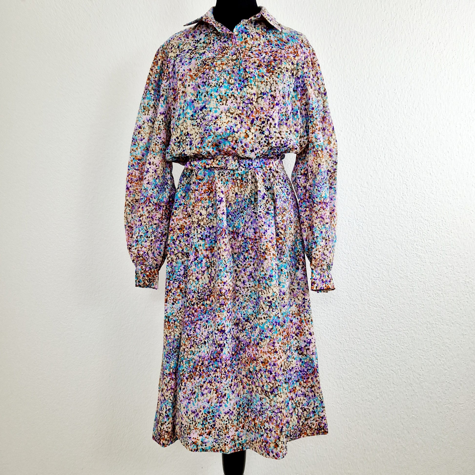Einzigartiges und nachhaltiges Vintage Kleid in lila mit Punkten. Unique and sustainable vintage dress in purple with polka dots. Front.