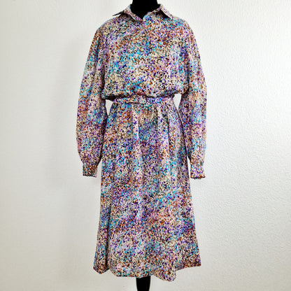 Einzigartiges und nachhaltiges Vintage Kleid in lila mit Punkten. Unique and sustainable vintage dress in purple with polka dots. Front.