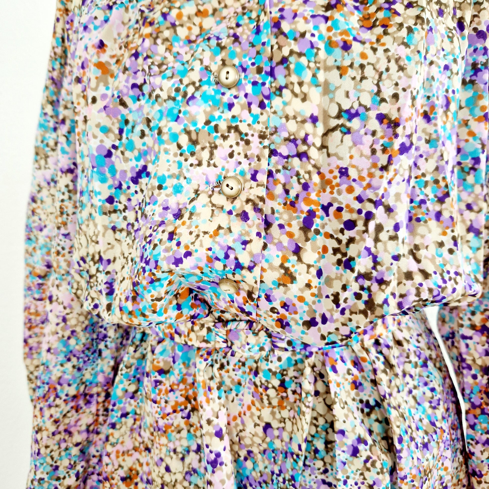 Einzigartiges und nachhaltiges Vintage Kleid in lila mit Punkten. Unique and sustainable vintage dress in purple with polka dots. Close-up.