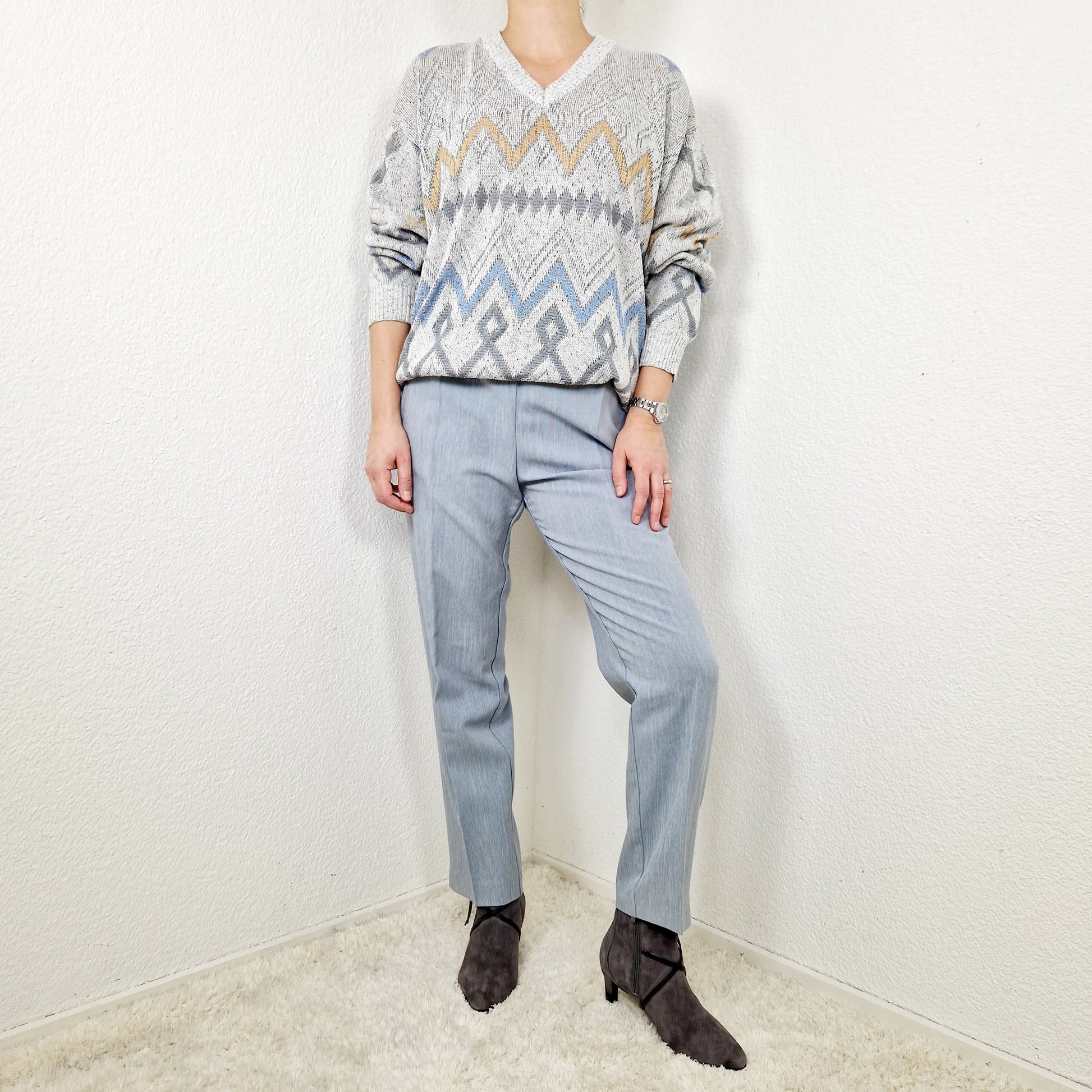Einzigartiger und nachhaltiger Vintage Pullover in grau-blau-gelb. Unique und sustainable vintage pullover in grey-blue-yellow. Model.