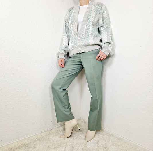 Einzigartiger und nachhaltiger Vintage Cardigan in hellgrau-mint. Unique and sustainable vintage cardigan in light grey-mint. Model.