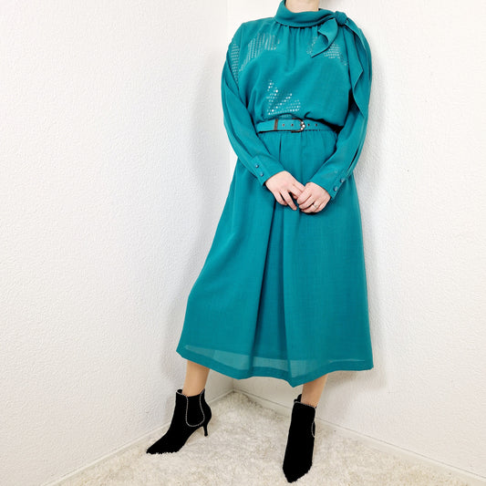 Einzigartiges und nachhaltiges Vintage Kleid in grün mit Pailetten. Unique and sustainable vintage dress in green with sequins. Model.