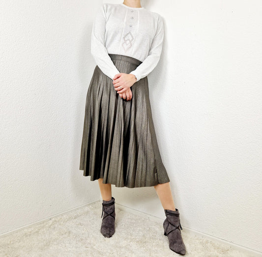 Einzigartiger und nachhaltiger Vintage Pullover in silber. Unique and sustainable vintage pullover in silver. Model.