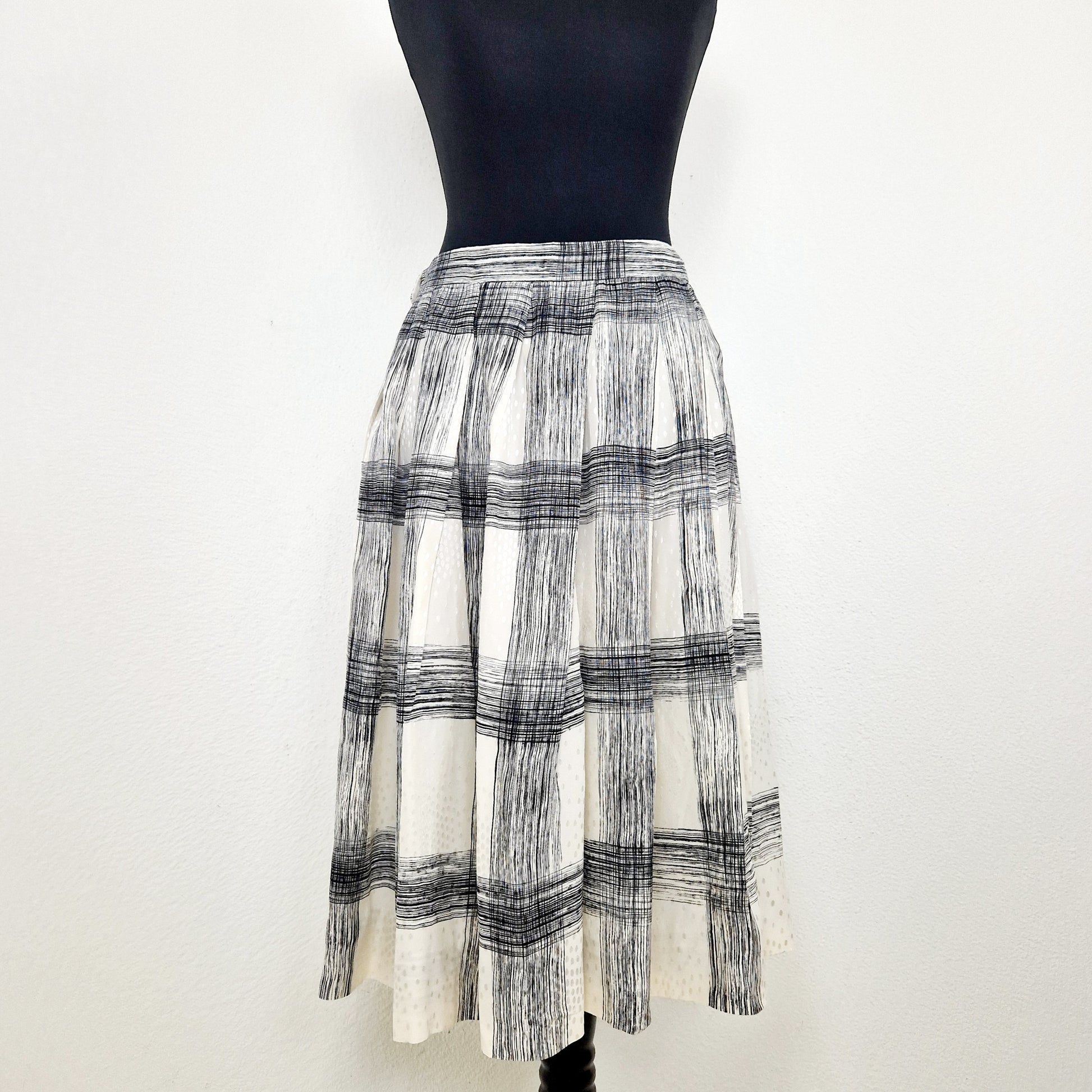 Einzigartiger und nachhaltiger Vintage Rock in eierschale-schwarz. Unique and sustainable vintage skirt in off-white-black. Front.