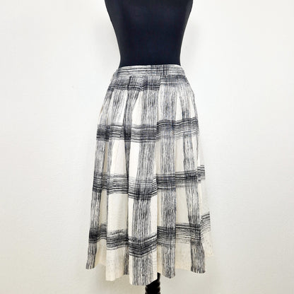 Einzigartiger und nachhaltiger Vintage Rock in eierschale-schwarz. Unique and sustainable vintage skirt in off-white-black. Front.