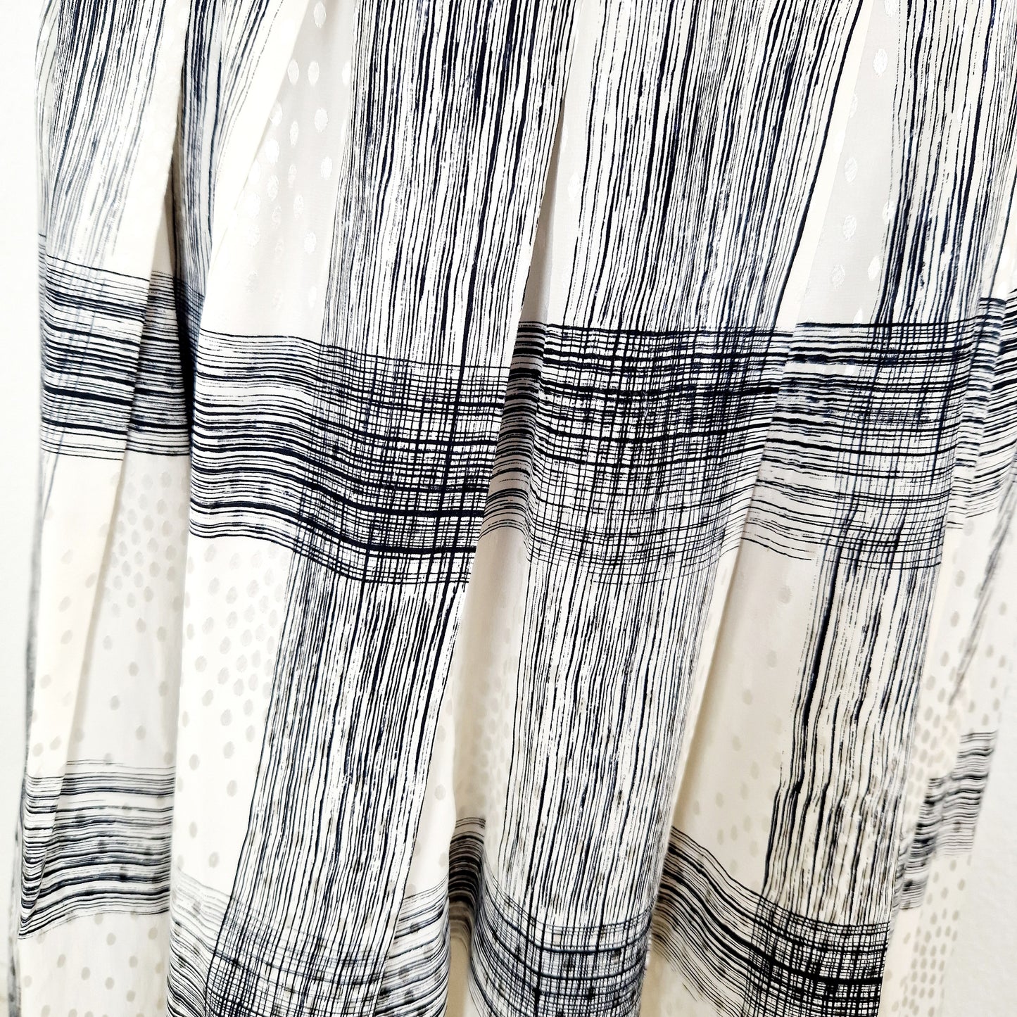 Einzigartiger und nachhaltiger Vintage Rock in eierschale-schwarz. Unique and sustainable vintage skirt in off-white-black. Close-up.