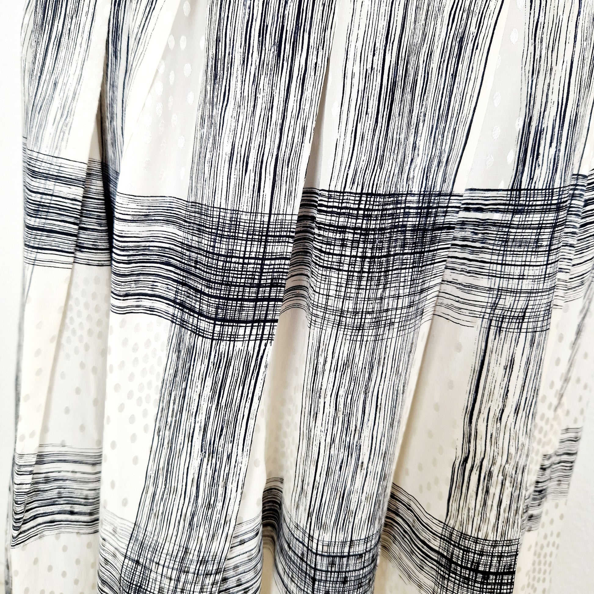 Einzigartiger und nachhaltiger Vintage Rock in eierschale-schwarz. Unique and sustainable vintage skirt in off-white-black. Close-up.