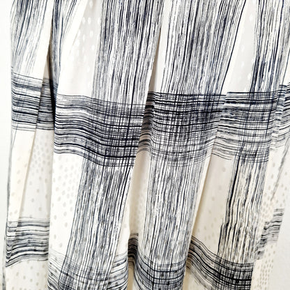Einzigartiger und nachhaltiger Vintage Rock in eierschale-schwarz. Unique and sustainable vintage skirt in off-white-black. Close-up.