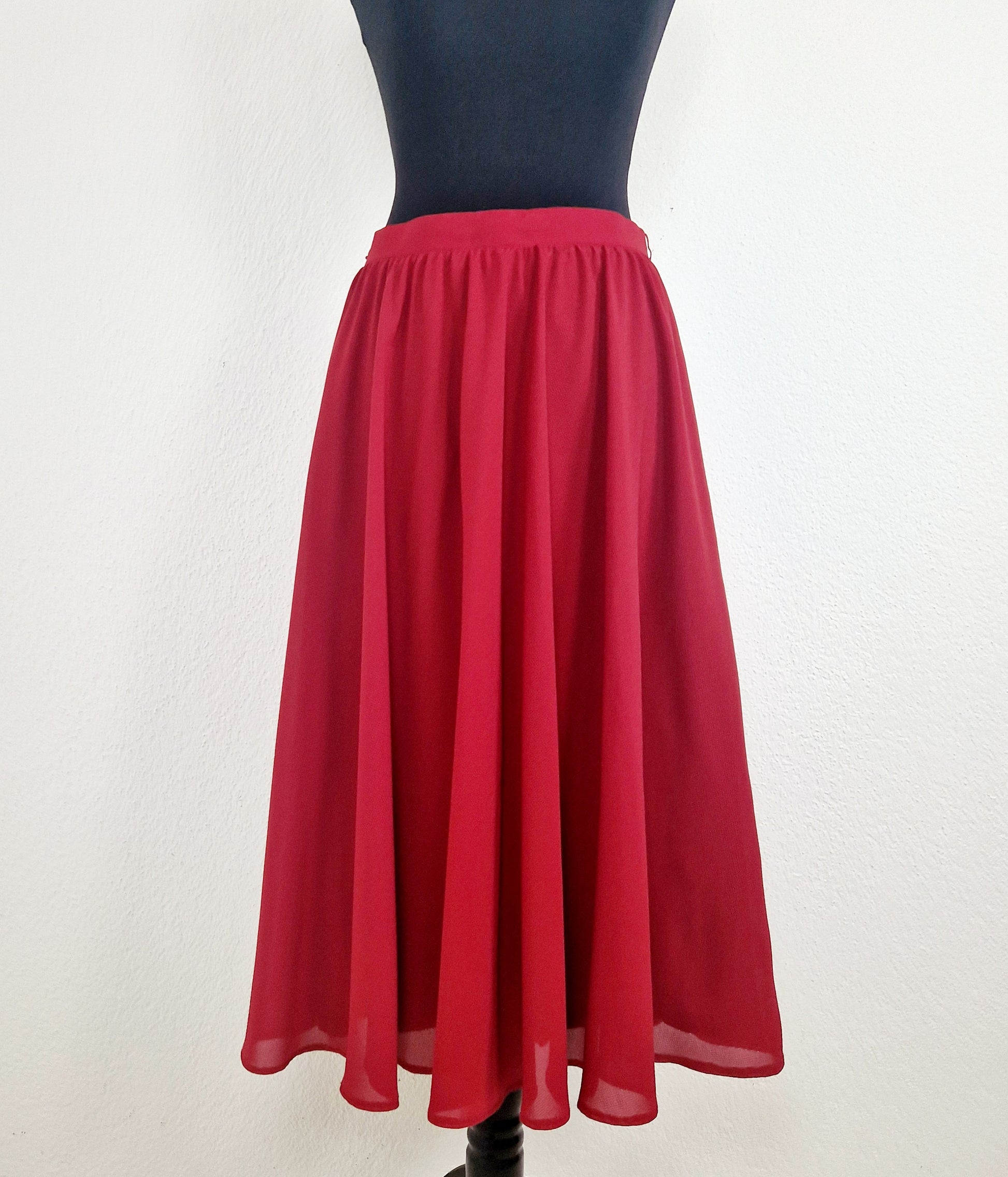 Einzigartiger und nachhaltiger Vintage Rock in rot. Unique and sustainable vintage skirt in red. Front.