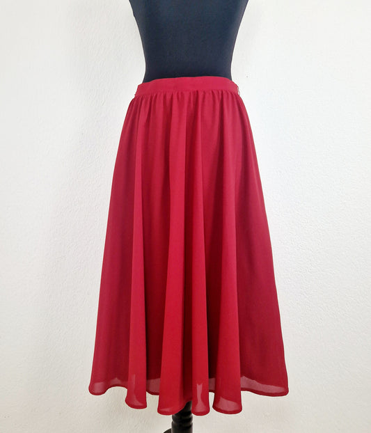 Einzigartiger und nachhaltiger Vintage Rock in rot. Unique and sustainable vintage skirt in red. Front.