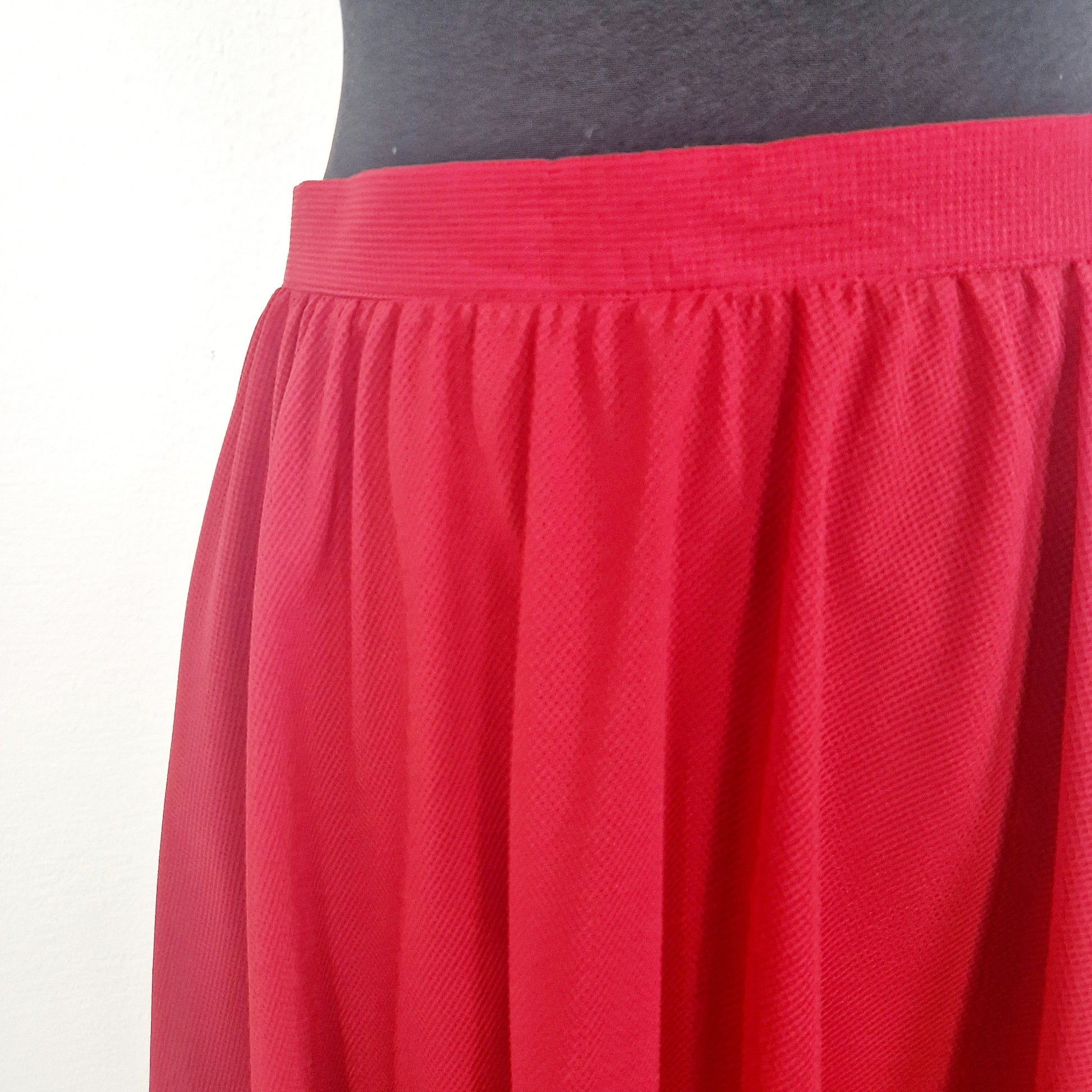 Einzigartiger und nachhaltiger Vintage Rock in rot. Unique and sustainable vintage skirt in red. Close-up.