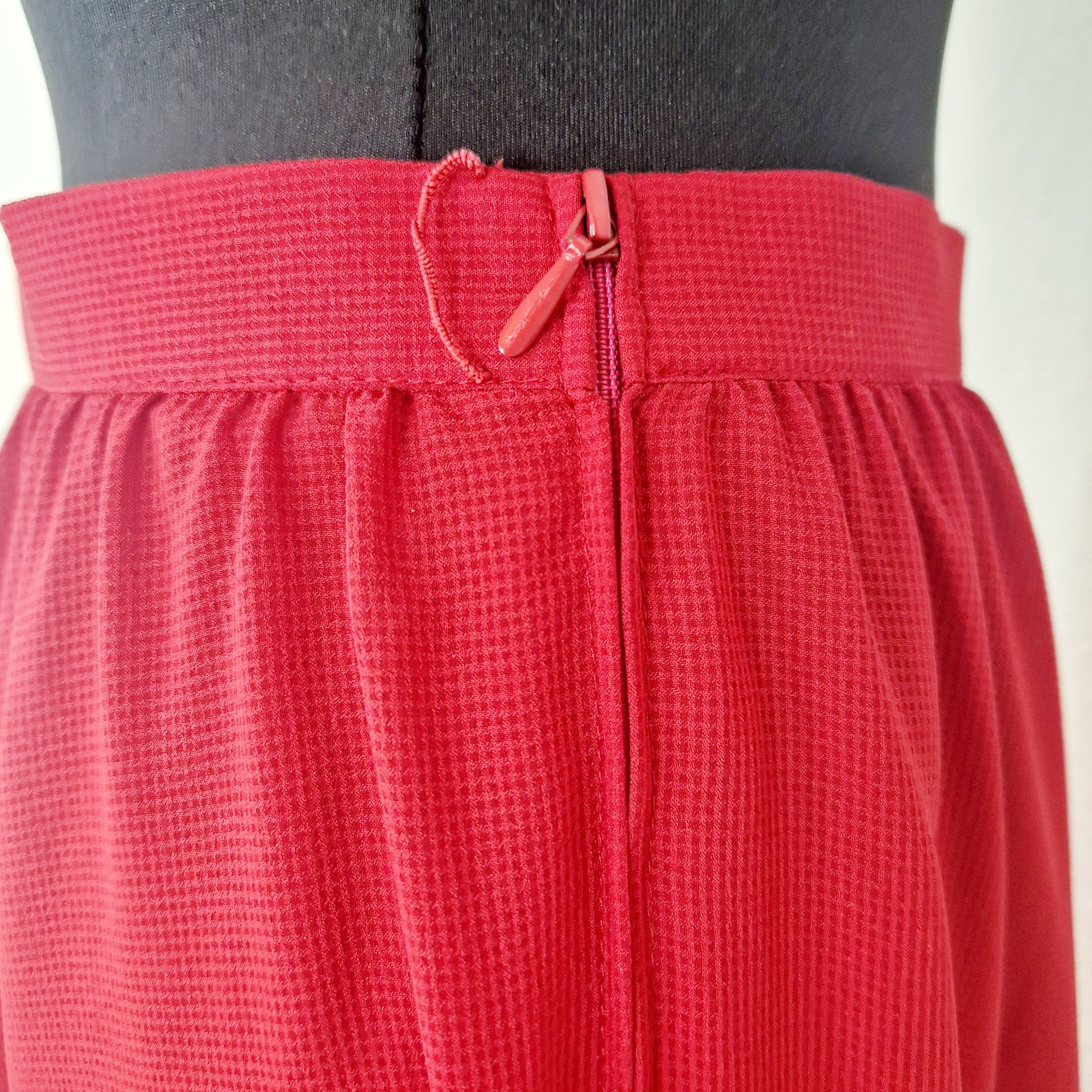 Einzigartiger und nachhaltiger Vintage Rock in rot. Unique and sustainable vintage skirt in red. Zipper.