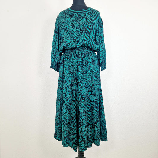 Einzigartiges und nachhaltiges Vintage Set mit Bluse und Rock in grün-schwarz. Unique and sustainable vintage dress with blouse and skirt in green-black. Front.