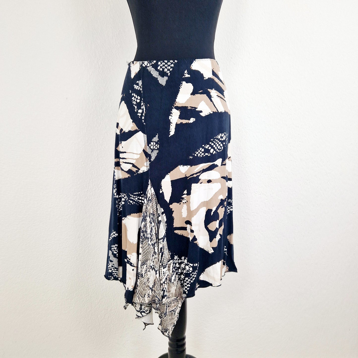 Einzigartiger und nachhaltiger Vintage Rock, asymmetrisch. Unique and sustainable vintage skirt, asymmetrical. Front.