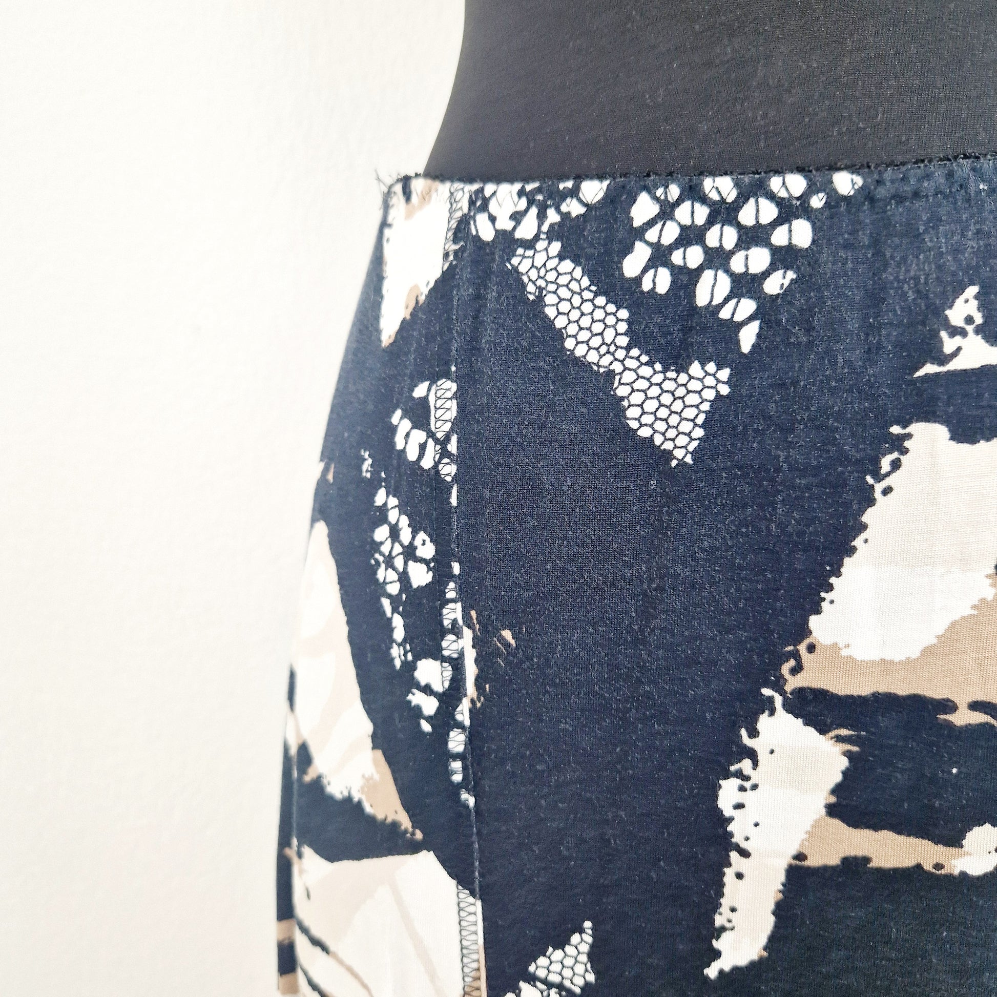 Einzigartiger und nachhaltiger Vintage Rock, asymmetrisch. Unique and sustainable vintage skirt, asymmetrical. Close-up.