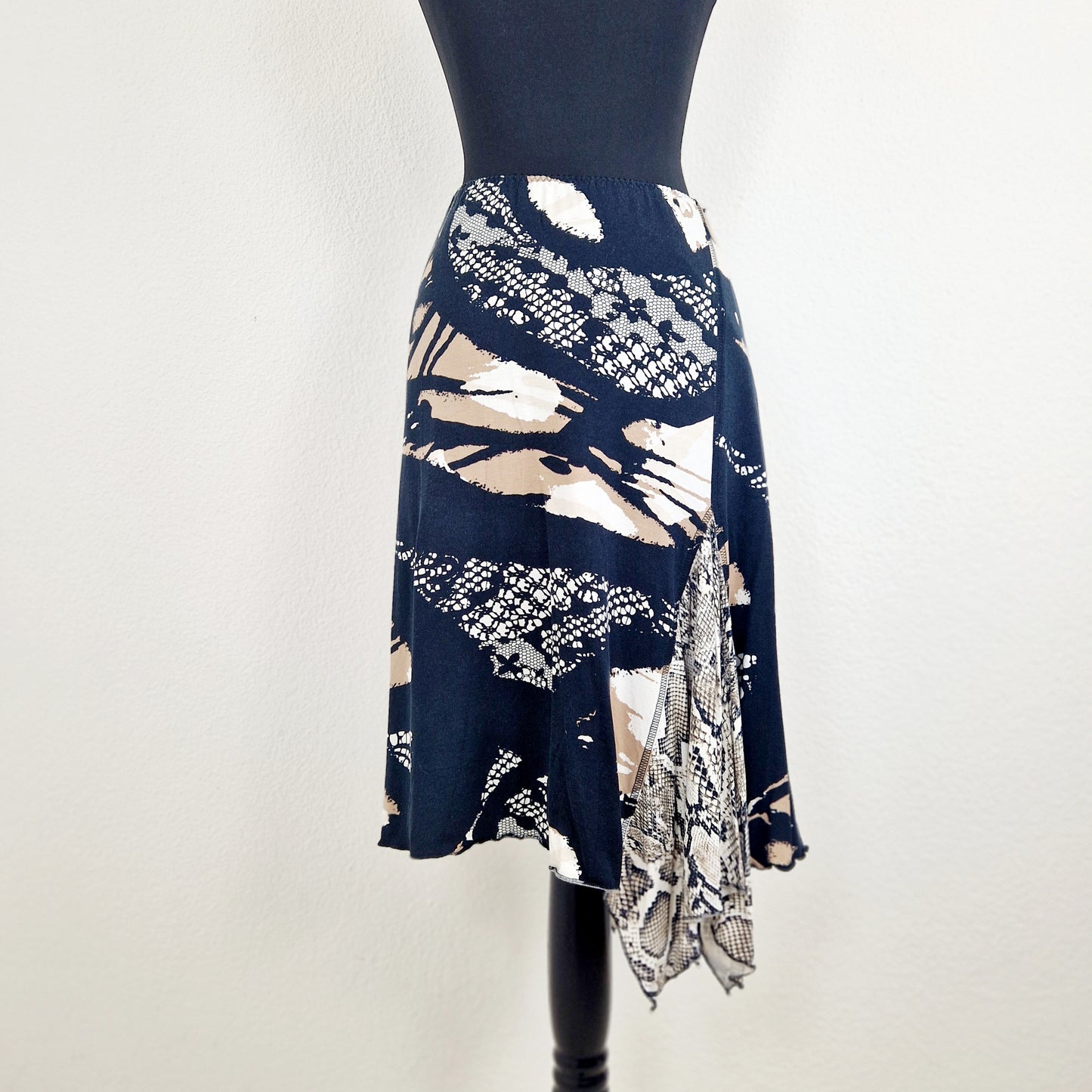Einzigartiger und nachhaltiger Vintage Rock, asymmetrisch. Unique and sustainable vintage skirt, asymmetrical. Back.