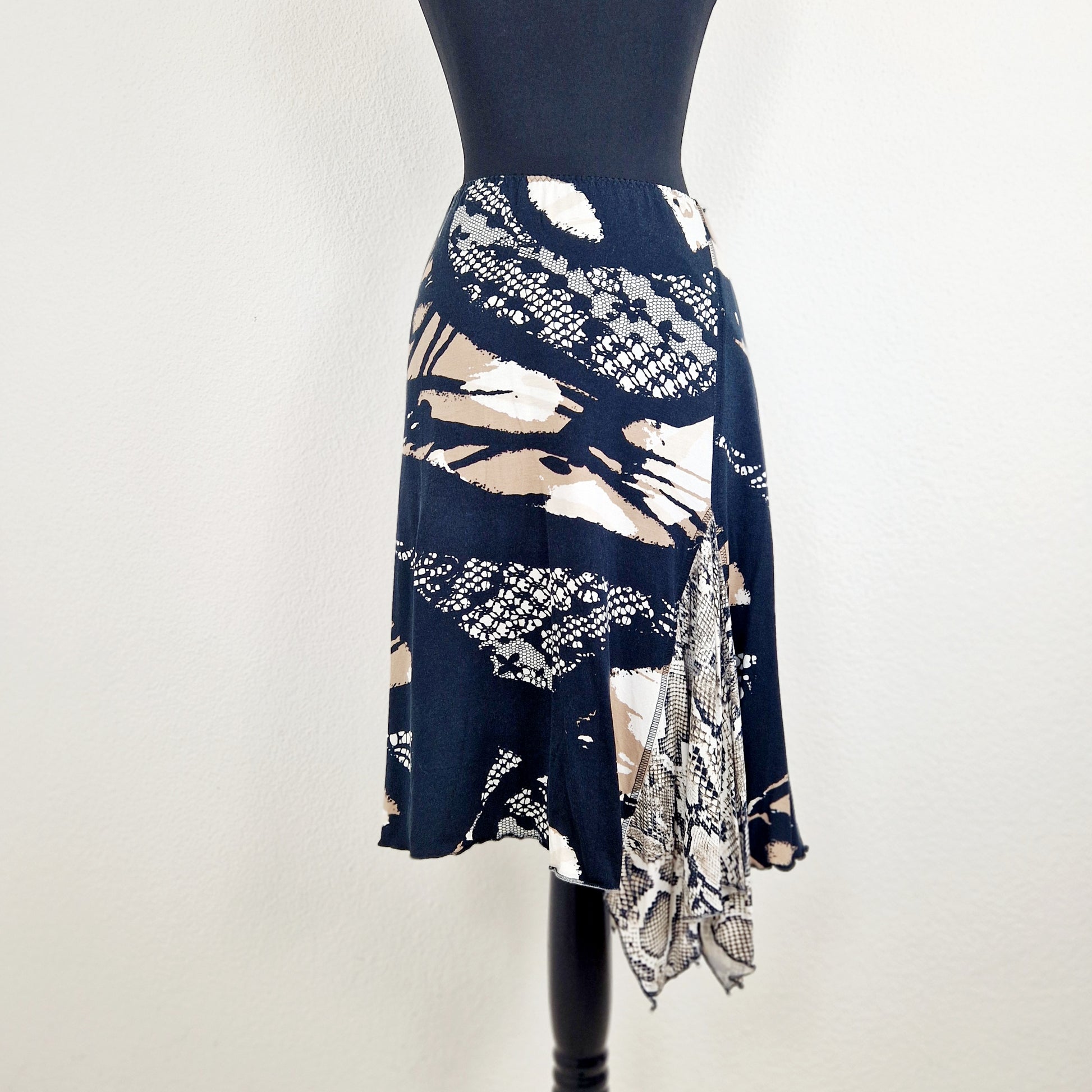 Einzigartiger und nachhaltiger Vintage Rock, asymmetrisch. Unique and sustainable vintage skirt, asymmetrical. Back.