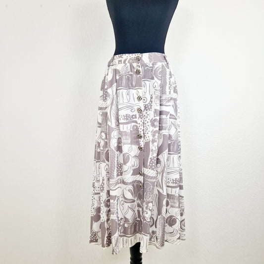 Einzigartiger und nachhaltiger Vintage Rock in grau-weiss mit Blumen. Unique and sustainable vintage skirt in grey-white with flowers. Front.