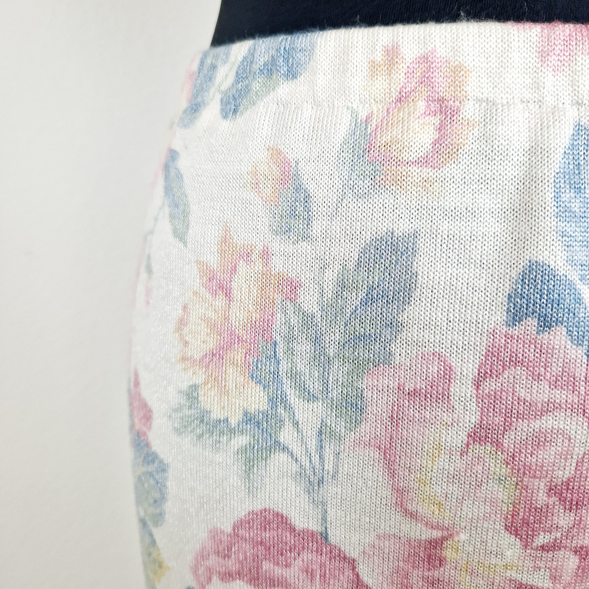 Einzigartiger und nachhaltiger Vintage Strick Rock mit Blumen. Unique and sustainable vintage knit skirt with flowers. Close-up.