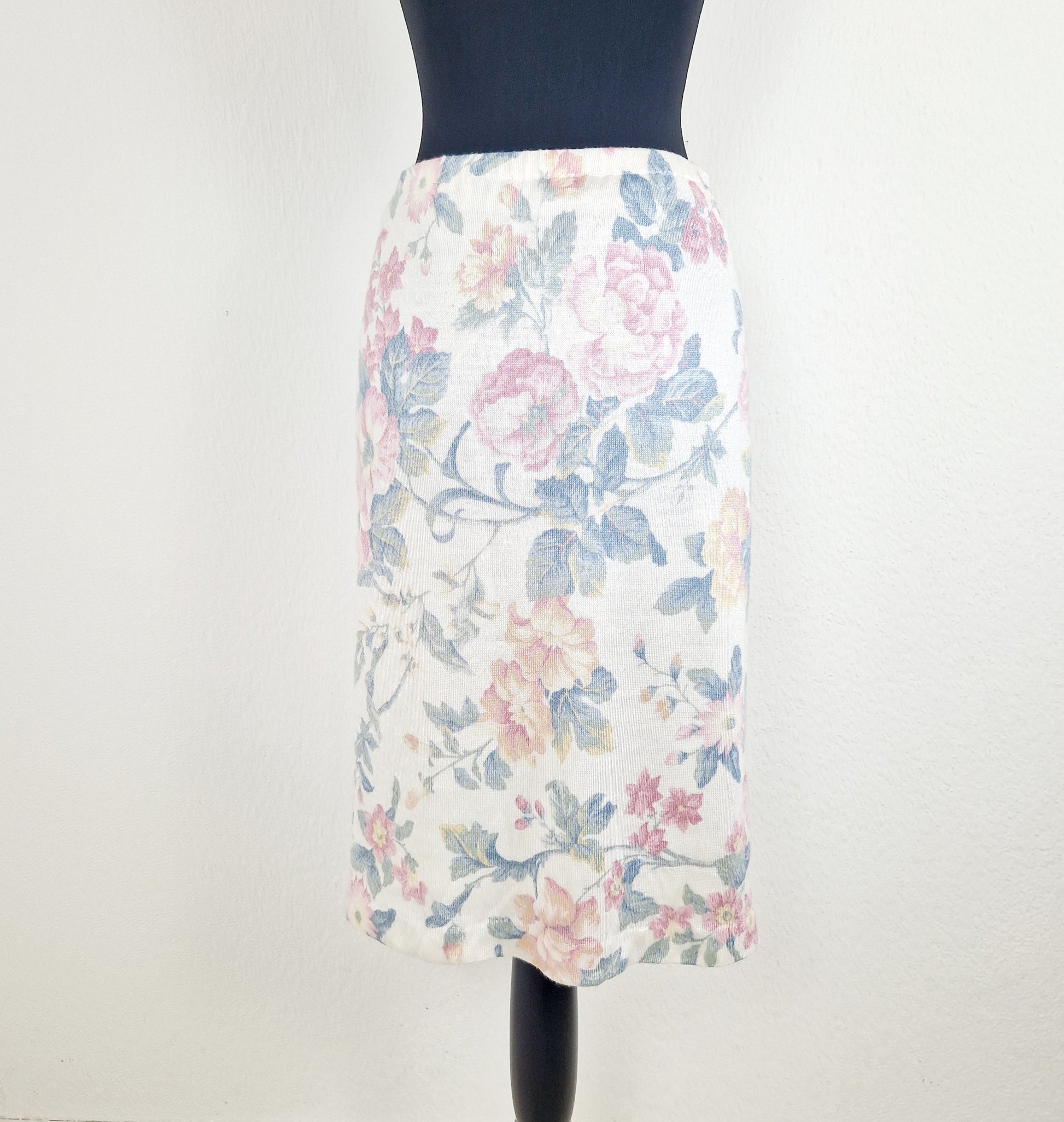 Einzigartiger und nachhaltiger Vintage Strick Rock mit Blumen. Unique and sustainable vintage knit skirt with flowers. Front. 