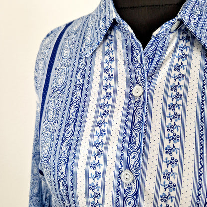Einzigartige und nachhaltige Vintage Bluse in blau-weiss. Unique and sustainable vintage blouse in blue-white. Close-up.