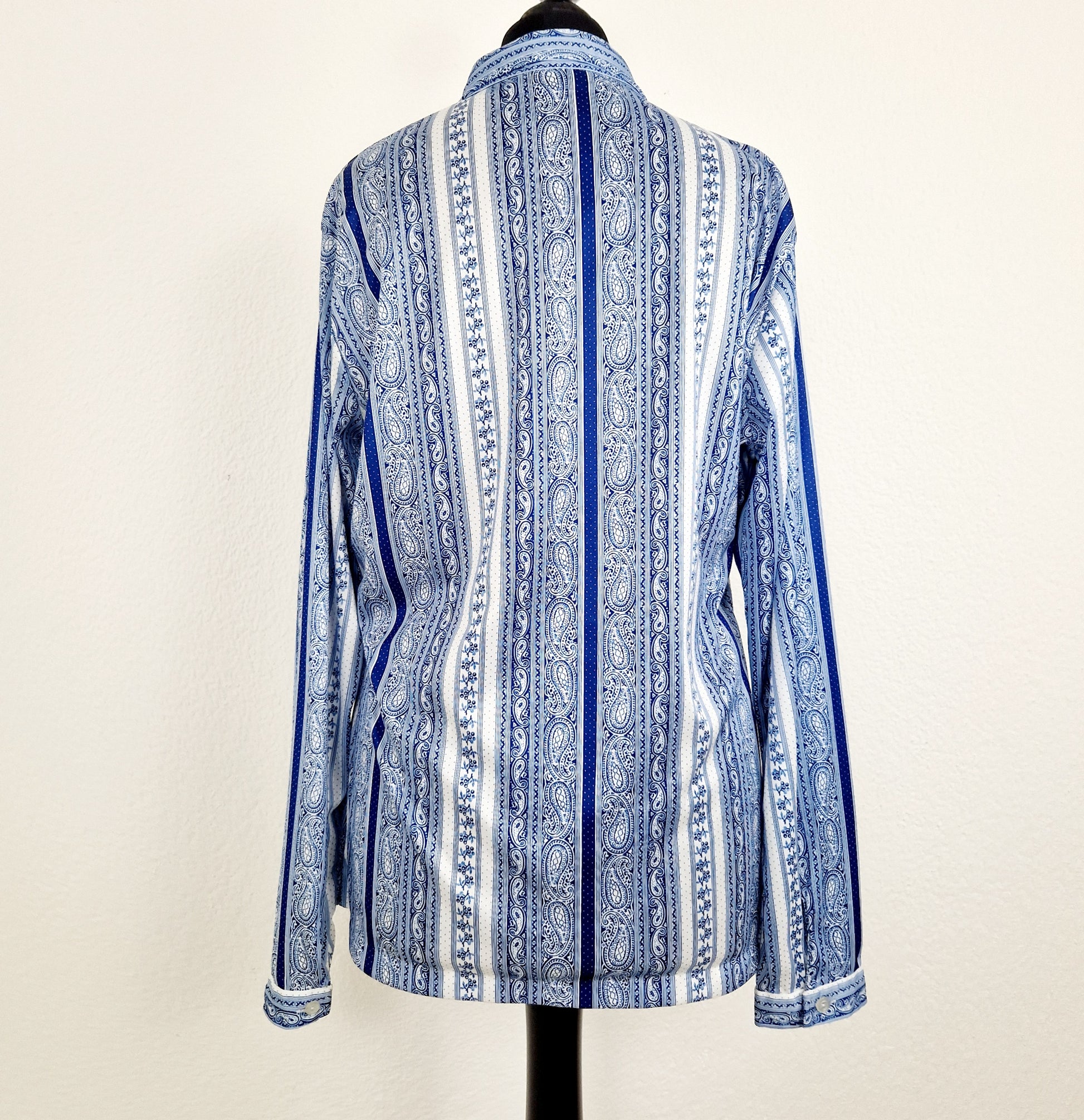 Einzigartige und nachhaltige Vintage Bluse in blau-weiss. Unique and sustainable vintage blouse in blue-white. Back.