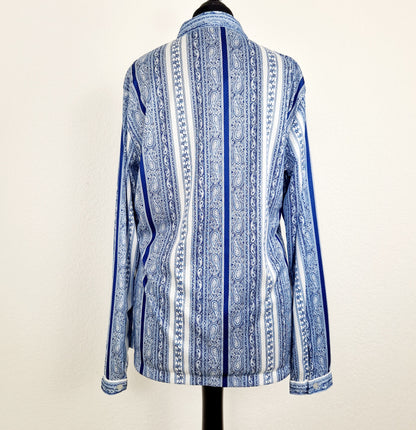 Einzigartige und nachhaltige Vintage Bluse in blau-weiss. Unique and sustainable vintage blouse in blue-white. Back.