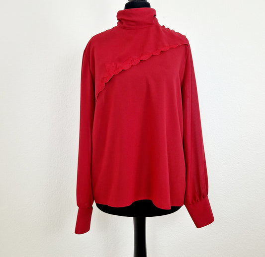 Einzigartige und nachhaltige Vintage Bluse in rot mit Blätter. Unique and sustainable vintage blouse in red with leaves. Front.