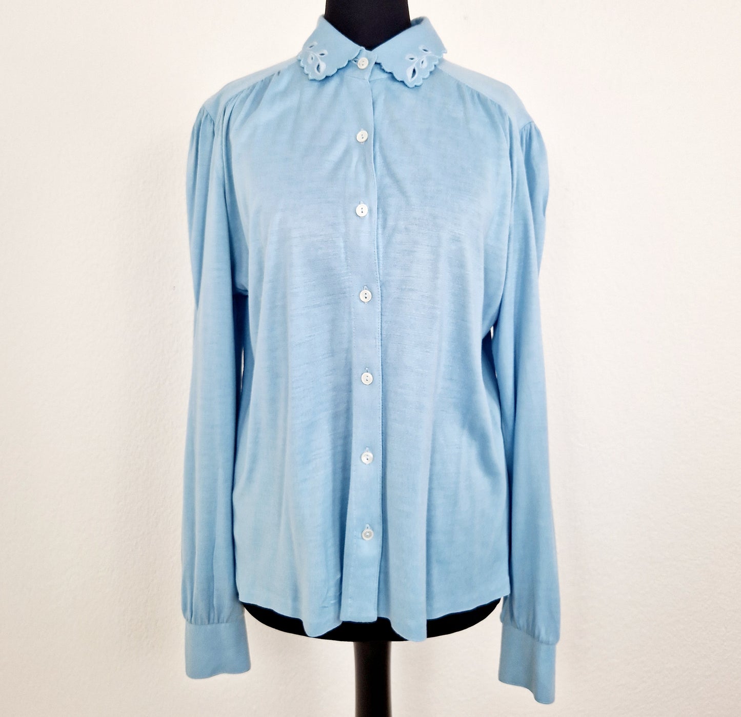 Einzigartige und nachhaltige Vintage Bluse in hellblau. Unique and sustainable vintage blouse in light blue. Front.