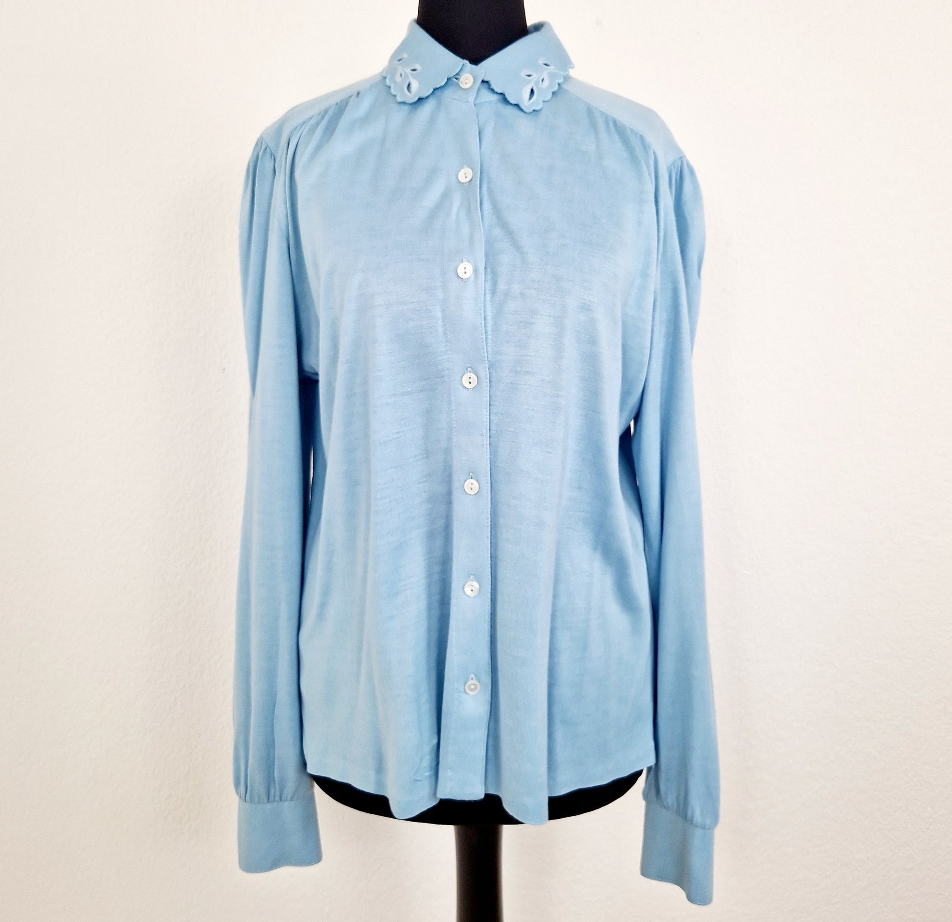 Einzigartige und nachhaltige Vintage Bluse in hellblau. Unique and sustainable vintage blouse in light blue. Front.