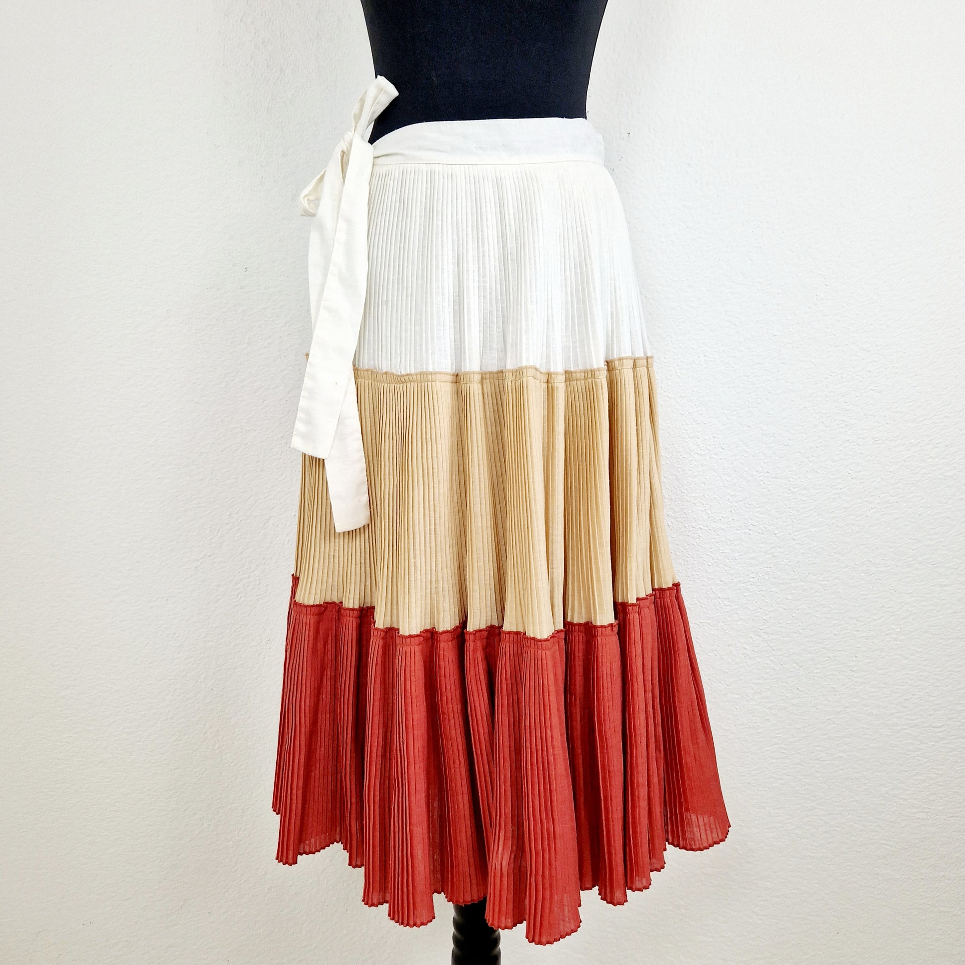 Einzigartiger und nachhaltiger Vintage Rock mit Streifen. Unique and sustainable vintage skirt with stripes. Front.