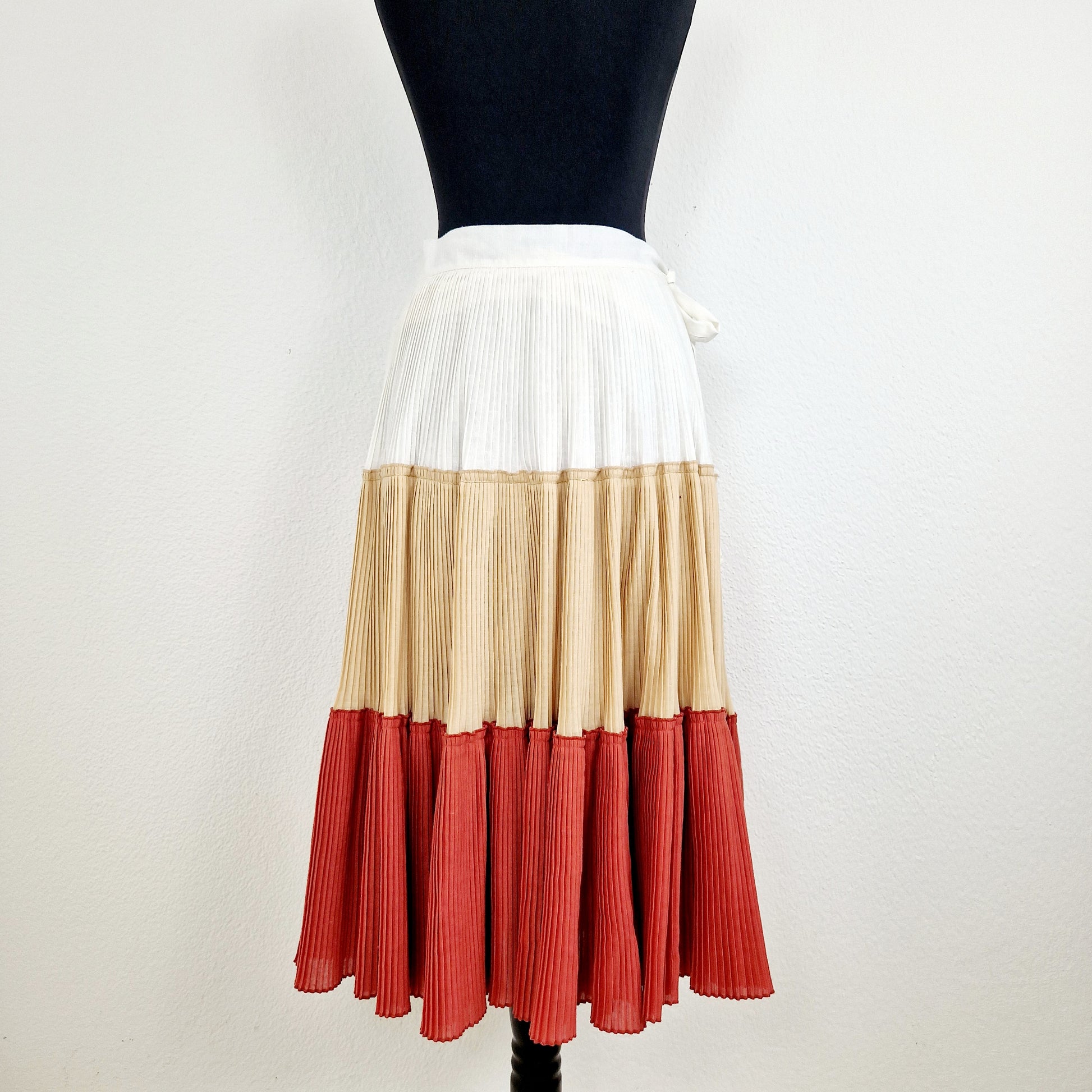 Einzigartiger und nachhaltiger Vintage Rock mit Streifen. Unique and sustainable vintage skirt with stripes. Back.