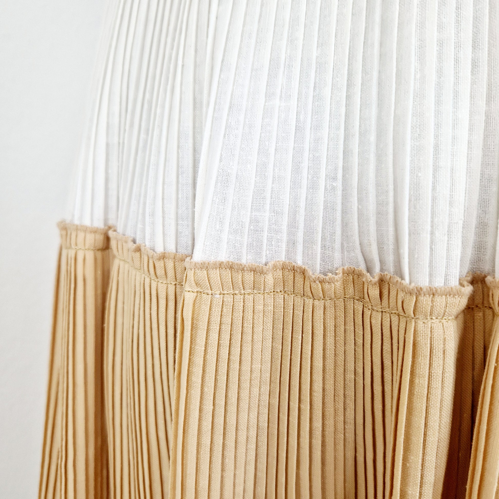 Einzigartiger und nachhaltiger Vintage Rock mit Streifen. Unique and sustainable vintage skirt with stripes. Close-up.