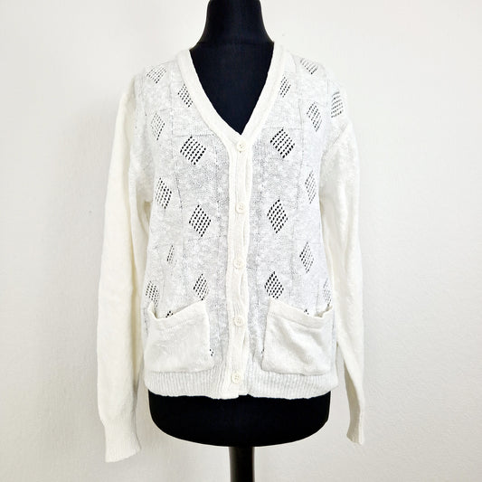 Einzigartiger und nachhaltiger Vintage Cardigan in weiss mit Lochmuster. Unique and sustainable vintage cardigan in white with hole pattern. Front. 