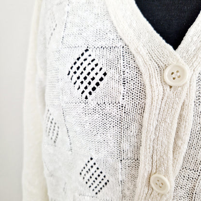 Einzigartiger und nachhaltiger Vintage Cardigan in weiss mit Lochmuster. Unique and sustainable vintage cardigan in white with hole pattern. Close-up.