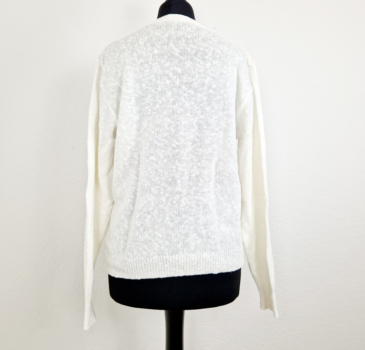 Einzigartiger und nachhaltiger Vintage Cardigan in weiss mit Lochmuster. Unique and sustainable vintage cardigan in white with hole pattern. Back.
