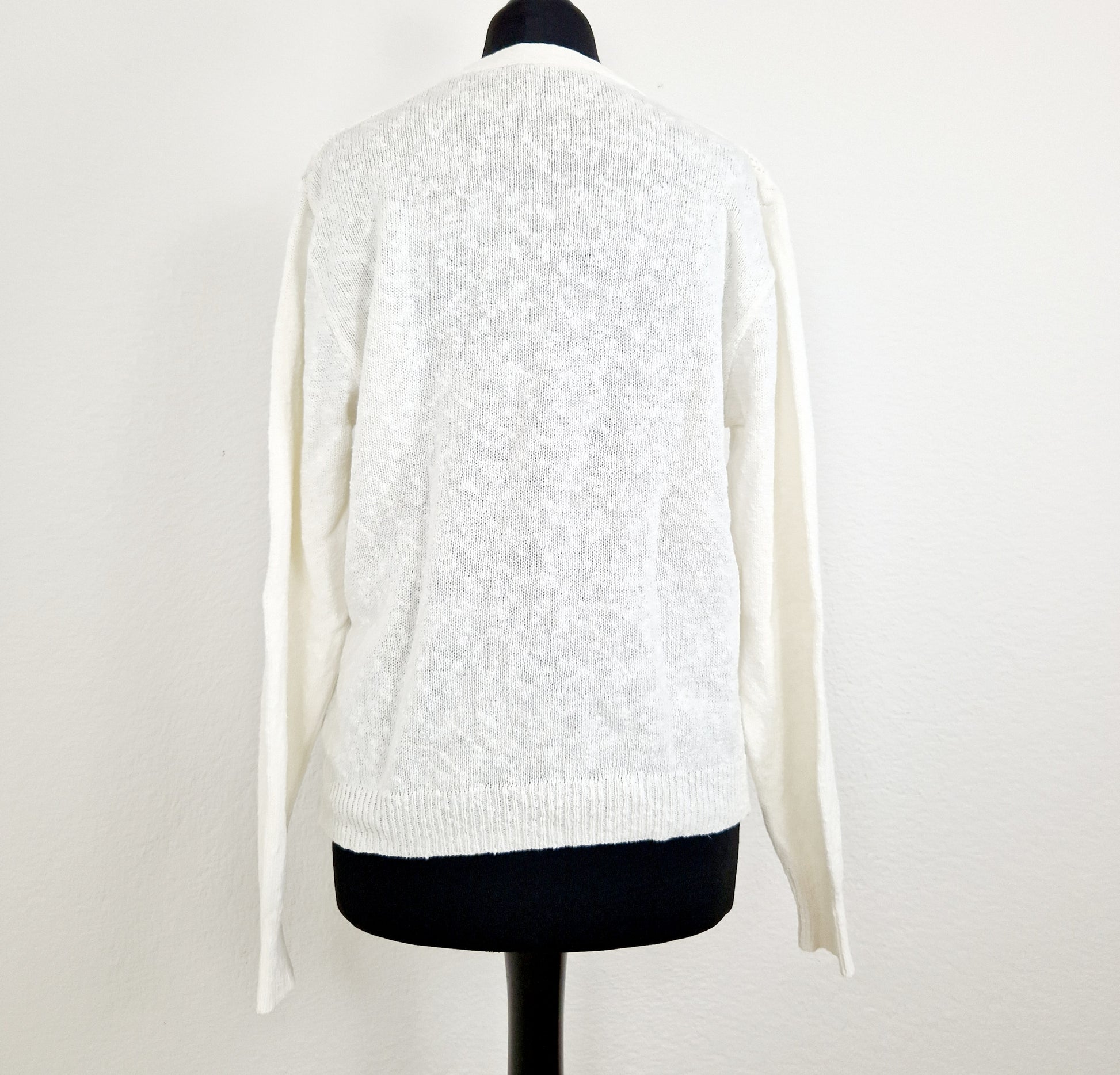 Einzigartiger und nachhaltiger Vintage Cardigan in weiss mit Lochmuster. Unique and sustainable vintage cardigan in white with hole pattern. Back.