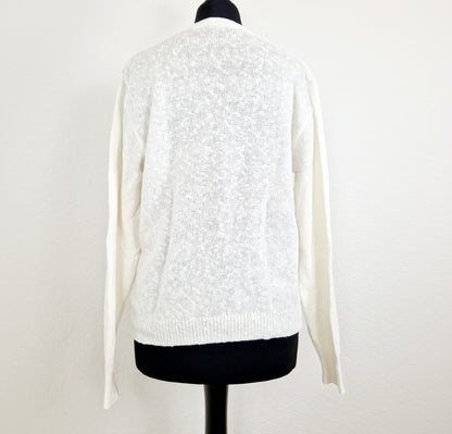 Einzigartiger und nachhaltiger Vintage Cardigan in weiss mit Lochmuster. Unique and sustainable vintage cardigan in white with hole pattern. Back.