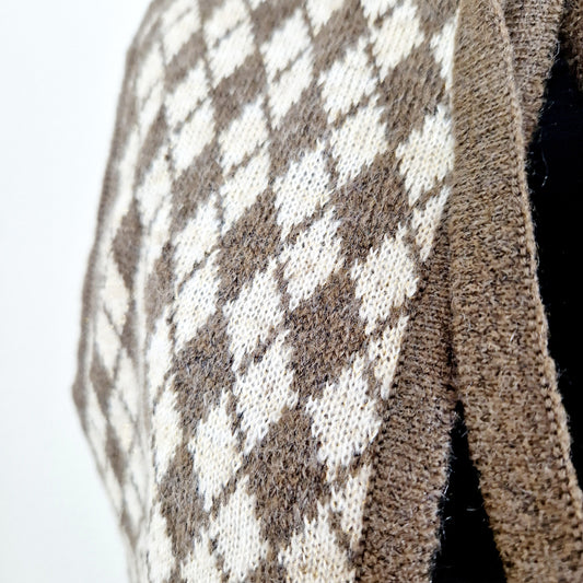 Einzigartige und nachhaltige Vintage Weste in braun-beige. Unique and sustainable vintage vest in brown-beige. Close-up.