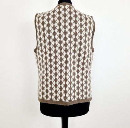 Einzigartige und nachhaltige Vintage Weste in braun-beige. Unique and sustainable vintage vest in brown-beige. Back.