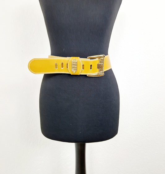 Einzigartiger und nachhaltiger Vintage Gürtel in senfgelb. Unique and sustainable vintage belt in mustard. Front.