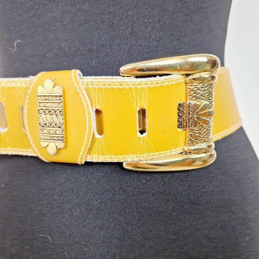 Einzigartiger und nachhaltiger Vintage Gürtel in schwarz und gold. Unique and sustainable vintage belt in black and gold. Close-up.