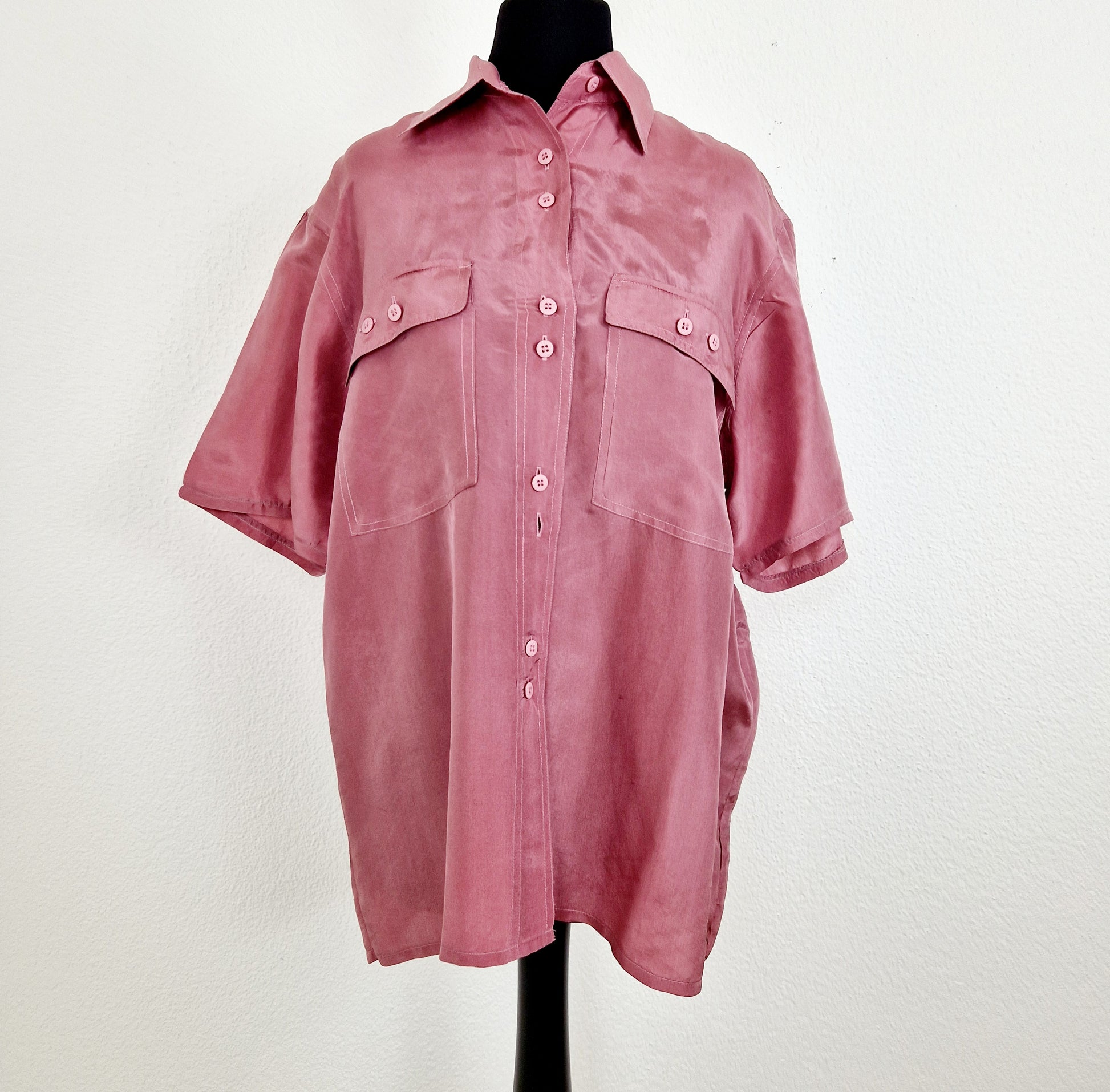 Einzigartige und nachhaltige Vintage Bluse in altrosa und Seide. Unique and sustainable vintage blouse in dusty pink and silk. Front.